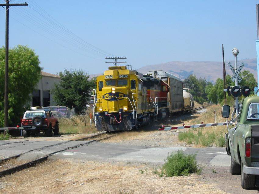 Photo of BNSF 2432 and BNSF 2946