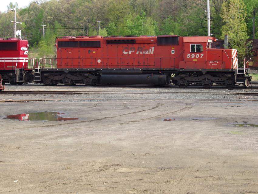 Photo of CP SD40-2 5987