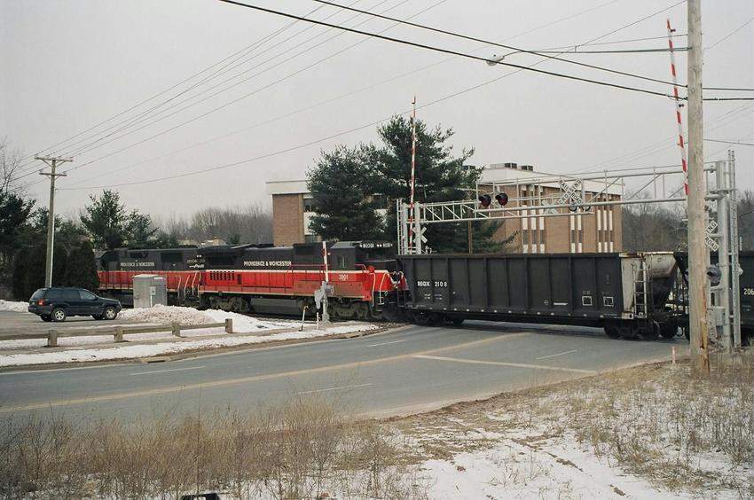 Photo of 2006, 3901 lead CT-1x up the New Haven Valley line in Wethersfield