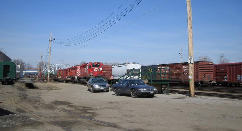 Photo of cp pulling into fresh pond rd yard (NYC)
