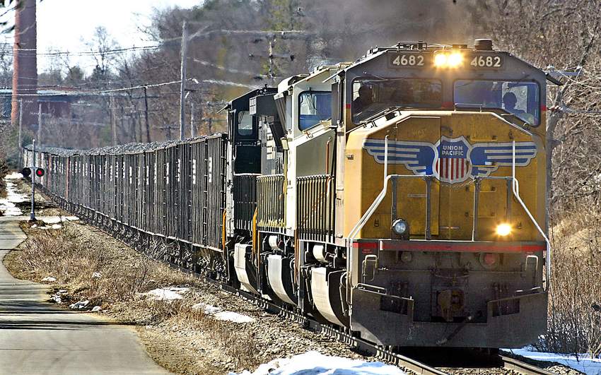 Photo of UP 4682 leads the Bow coal train East in Westford
