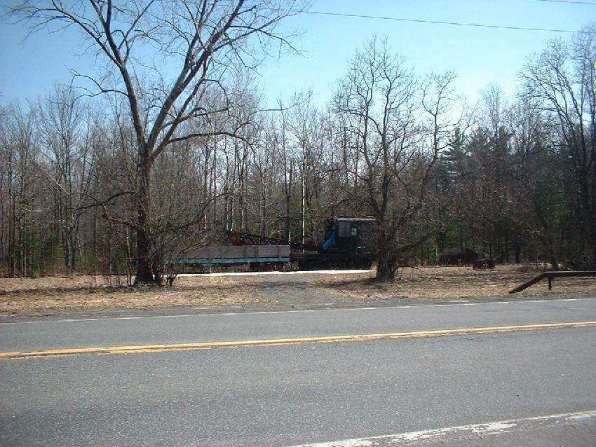 Photo of CMRR Crane and flatcar on Ulster & Delaware line, Ashokan, NY (MP 16.2)