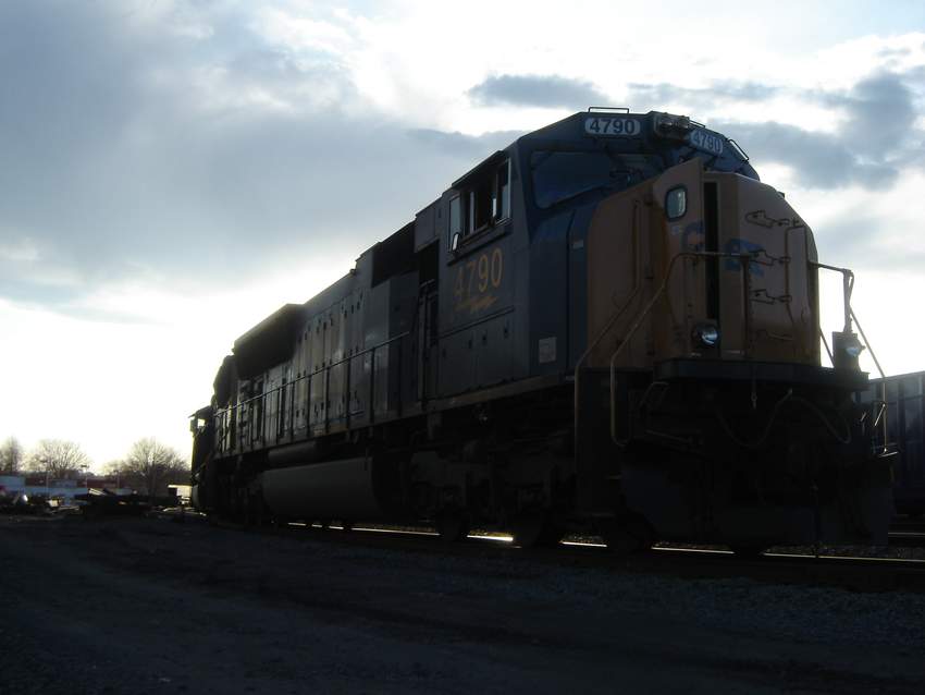 Photo of CSX lite power in West Springfield