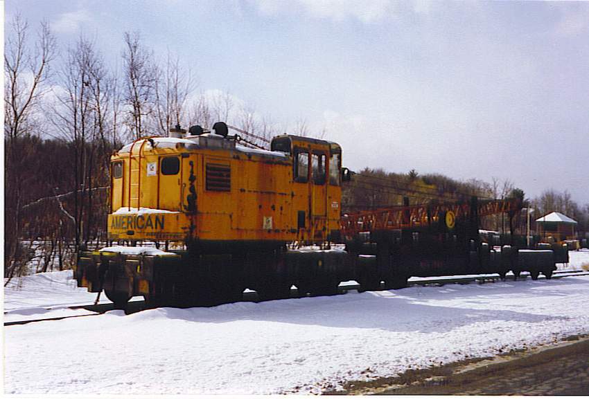 Photo of GRS (MEC) Crane 165 and Flat Car 7589 in East Deerfield, MA
