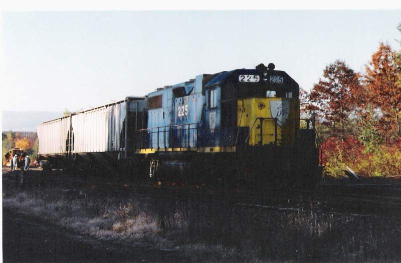 Photo of D&H 225 at Delanson, NY, fall 1991