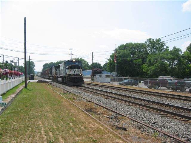 Photo of EB NS manifest passing Macungie, PA