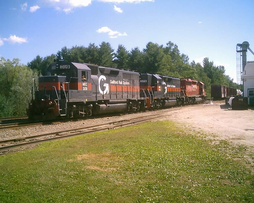 Photo of MEC 309 POWA has a Crippled Engine in tow at Rumford Jct. on 7-23-05