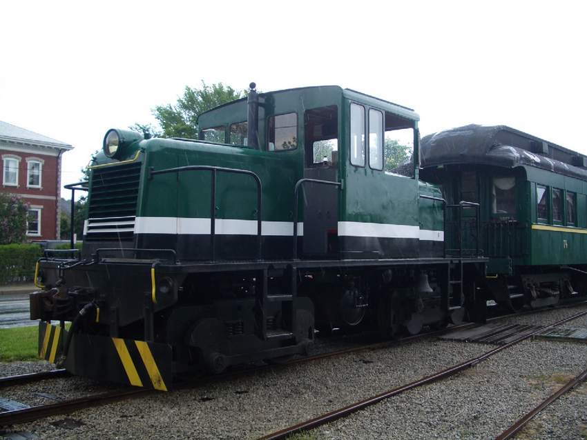 Photo of OCNRR #84 and Train in Newport