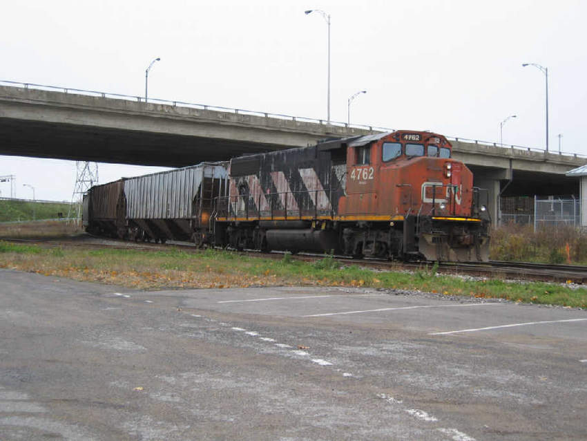 Photo of CN 516 backs up on the Quebec bridge