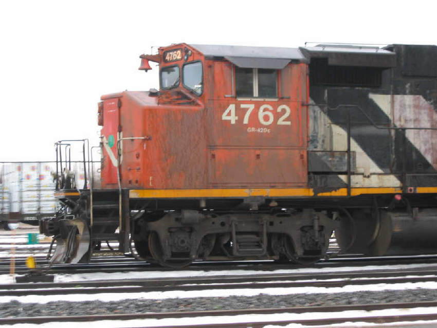 Photo of CN516 with GP38-2W 4762 leaving Sainte-Foy station