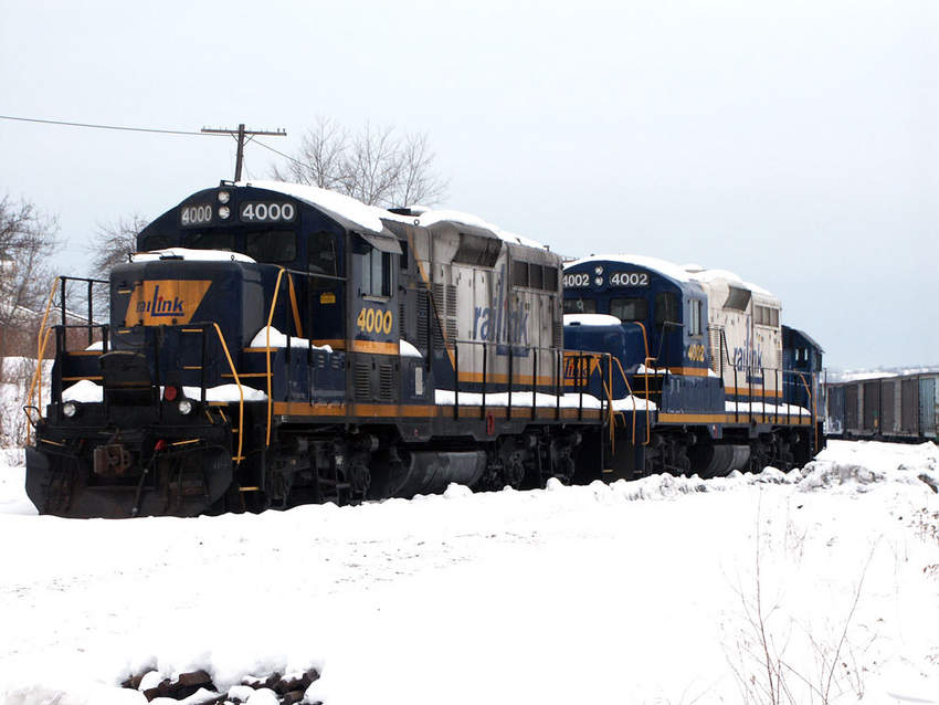 Photo of Rail Link 4000 and 4002 GP9-4