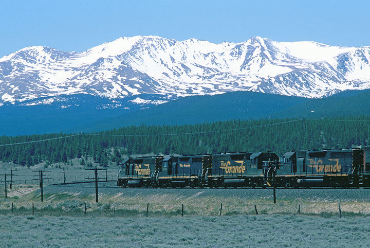 Photo of SP mixed manifest east near Leadville, CO
