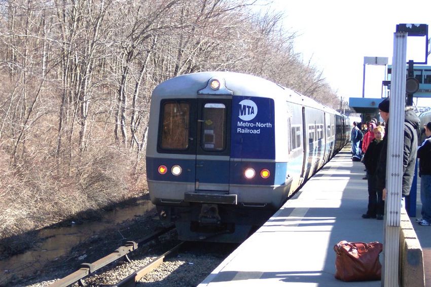 Photo of an MU pulls into Southeast station.