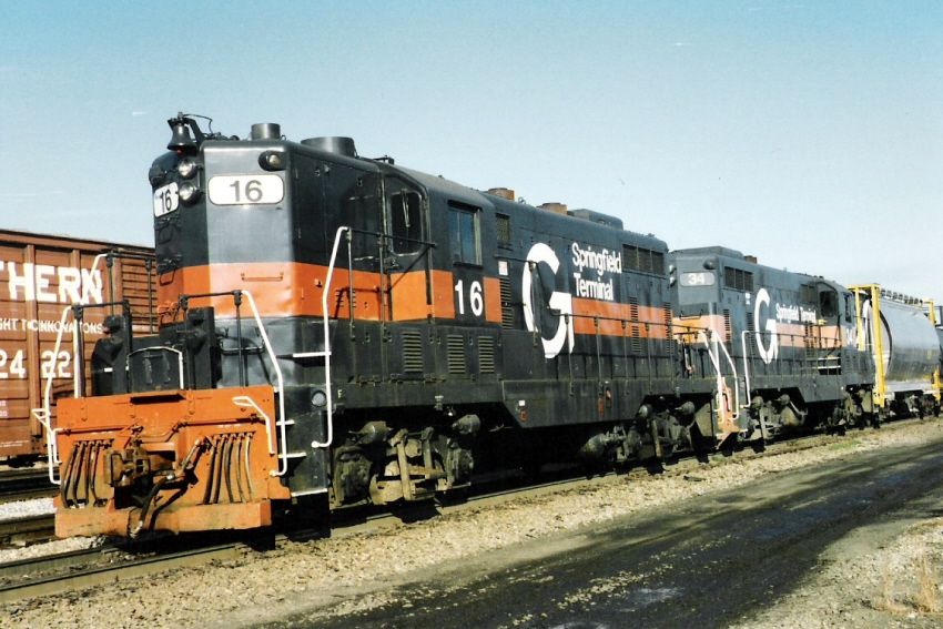 Photo of ST #16 and #34 drill cars at Rigby in 1995