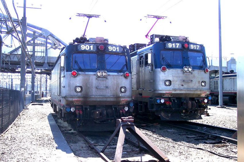 Photo of A pair of AEM-7s sit in New Haven yard.