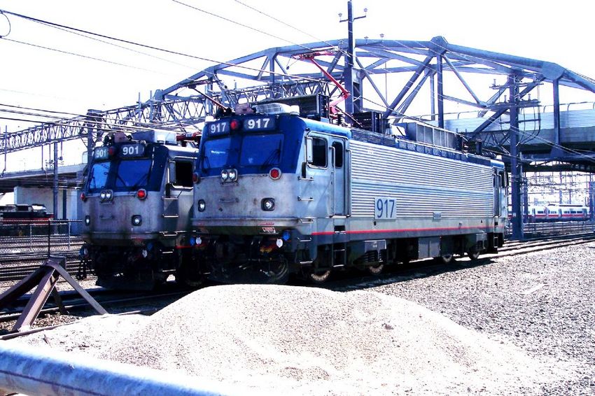 Photo of A pair of AEM-7s sit in New Haven yard.