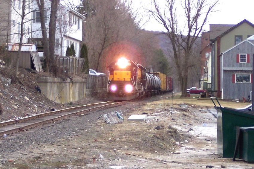 Photo of a pair of GP35s roll through New Milford, CT