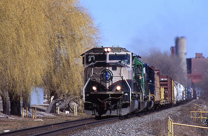 Photo of Q433 with a suprise from BNSF