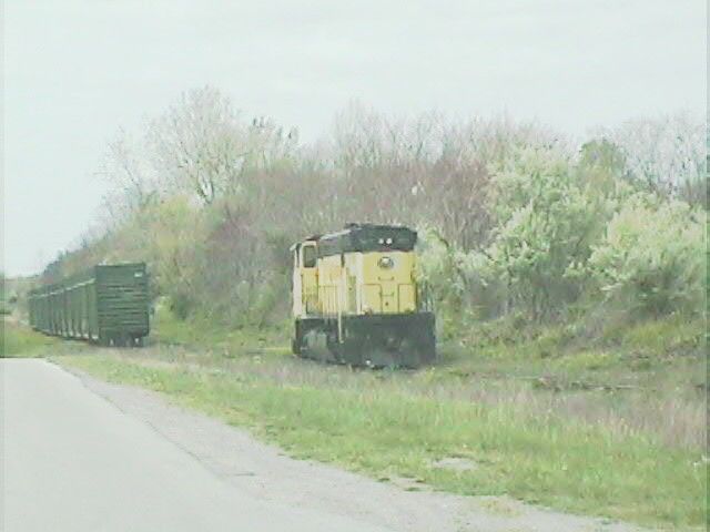 Photo of SRNJ 3517 and freight cars