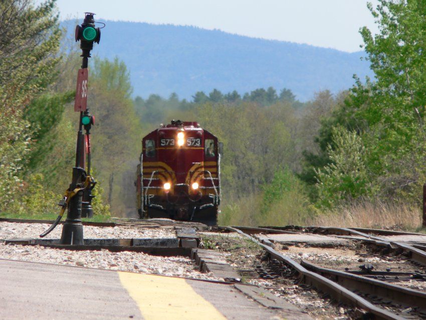 Photo of Conway Scenic 573 approaches North Conway station