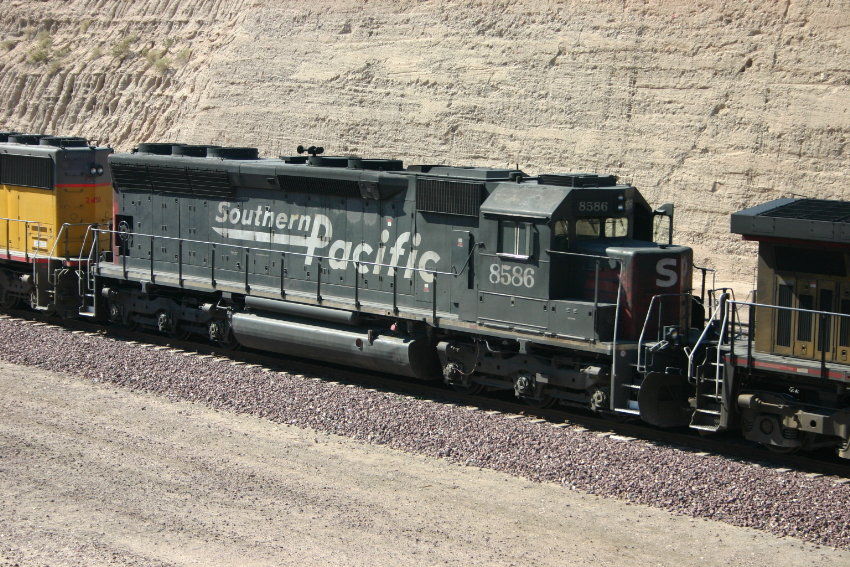 Photo of Unpatched SD45 #8586 in Barstow