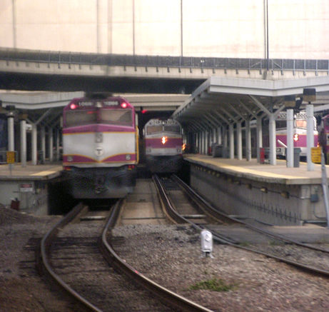 Photo of Two F40s at North Station wait to depart