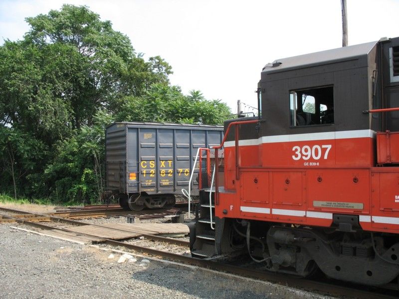 Photo of 3907 and CSXT boxcar 126270 in Middletown