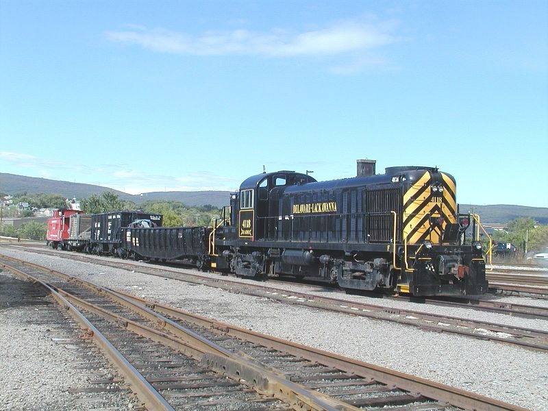 Photo of RS3 4118 heads up a photo freight at Scranton PA