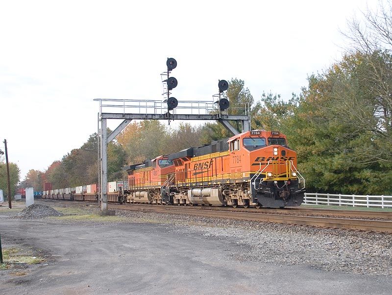 Photo of BNSF 7784 leads northbound NS train 216 through Junction City, KY.