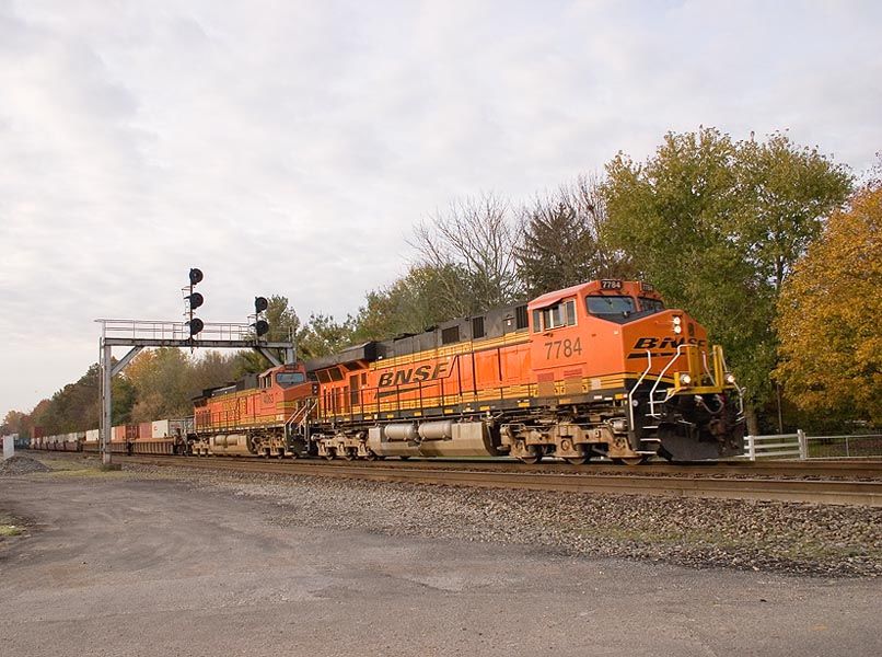 Photo of BNSF 7784 leads northbound NS train 216 through Junction City, KY.