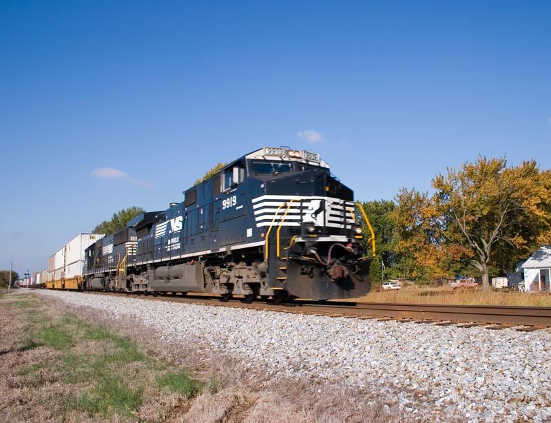 Photo of NS 9919 leads NS 285 eastbound through Sims, IL.