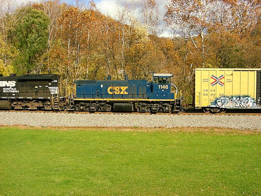 Photo of CSX 1146 Heads West on Q640