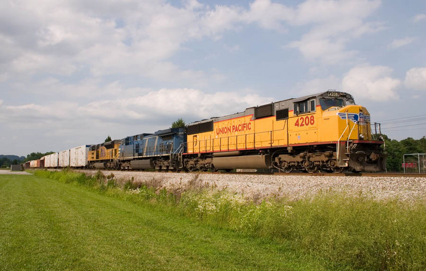 Photo of UP 4208 idles near IUS with CSX train Q687. New Albany, IN.