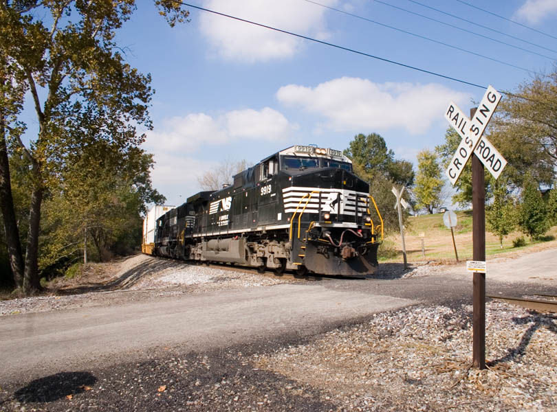 Photo of NS 9919 leads NS 285 into Princeton, IN.