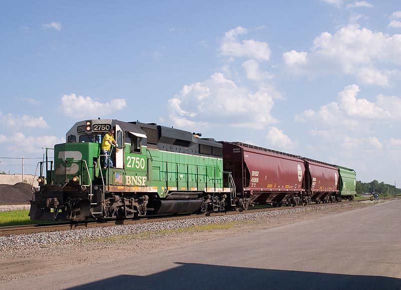 Photo of BNSF 2750 works the Centralia local.