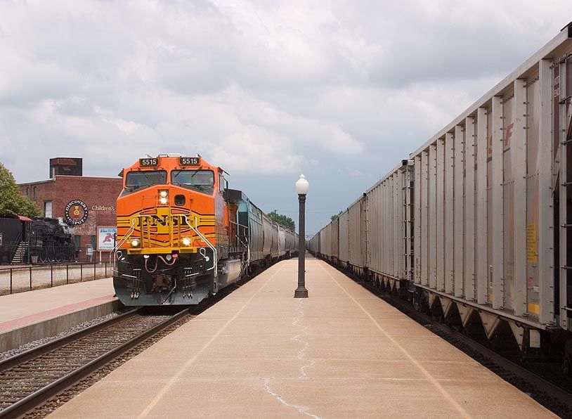 Photo of BNSF 5515 passes through Galesburg, IL.