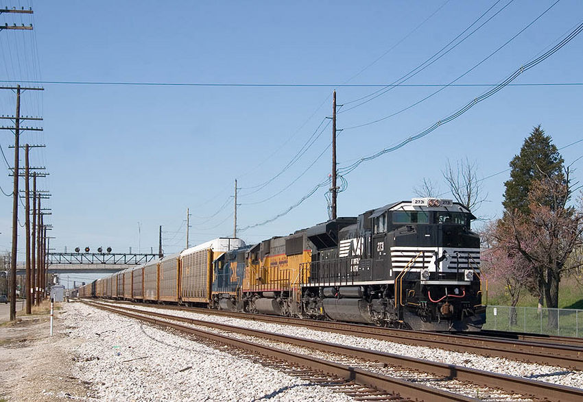 Photo of NS 2731 leads CSX train Q511 into Osborn Yard. Louisville, KY.
