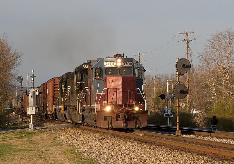 Photo of HLCX 3700 leads NS 117 through Spring City, TN.