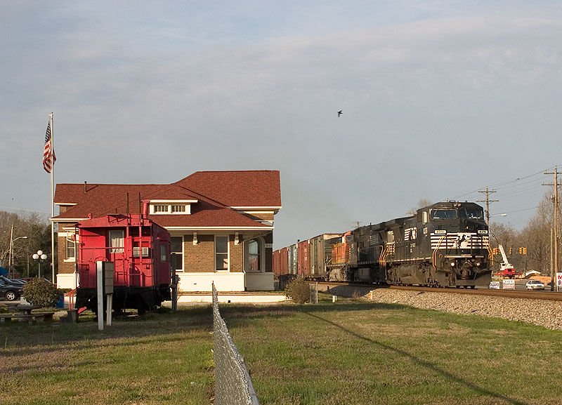 Photo of NS 8376 leads a combined NS 285/M33 through Spring City, TN.