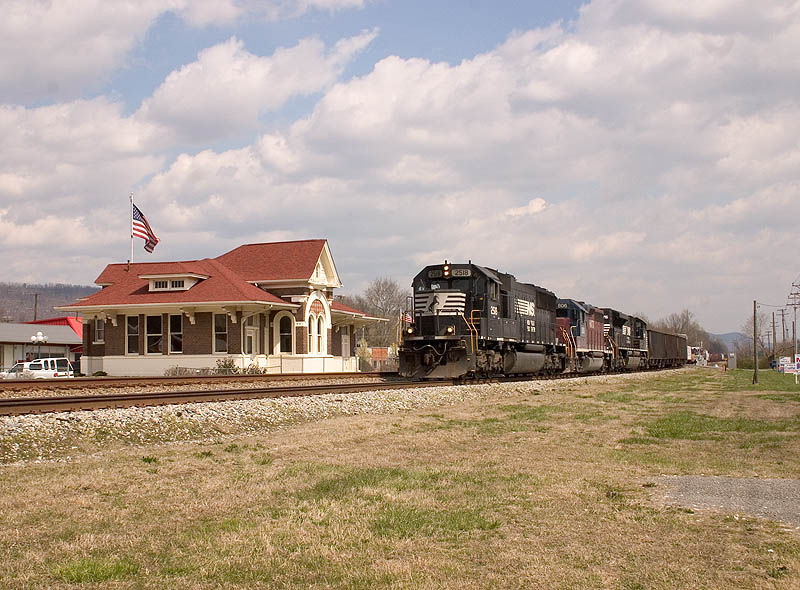 Photo of NS 179 has NS 2518 at the point. Spring City, TN.
