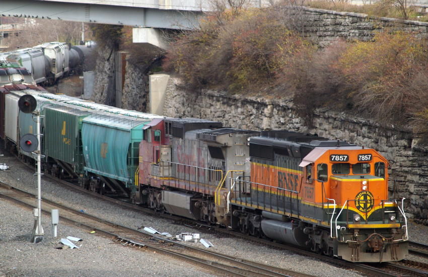 Photo of BNSF unit #7857 leads an undetermined warbonnet unit