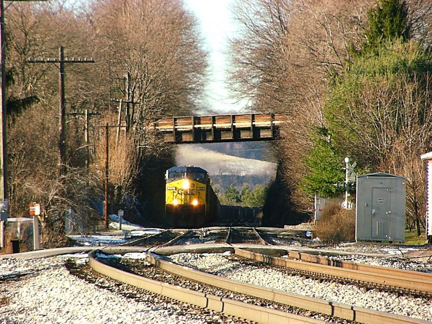 Photo of CSX #522 Leads U827 Through Meyersdale, PA With 130 Loads
