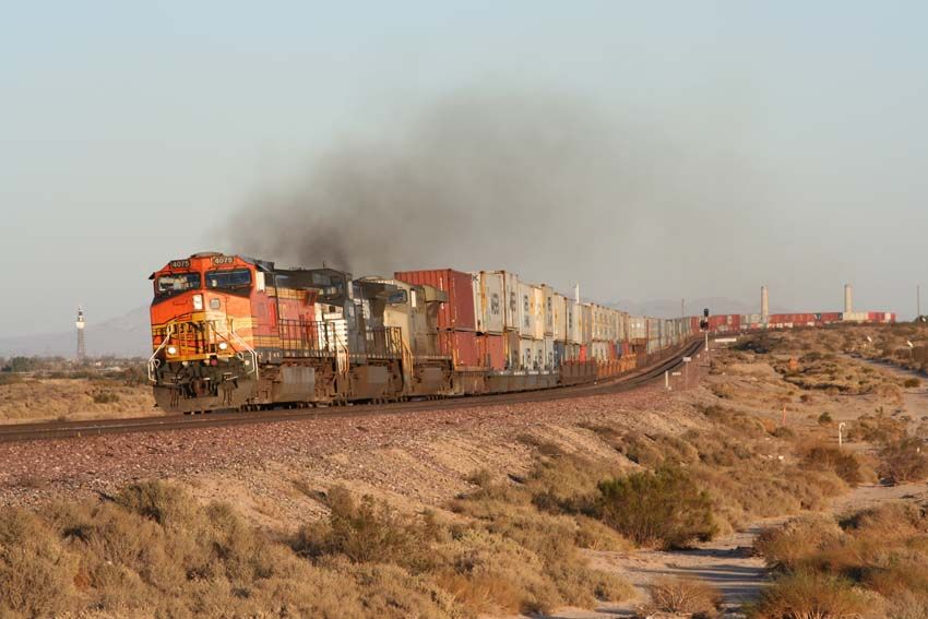 Photo of BNSF #4075 at West Dagget, CA.