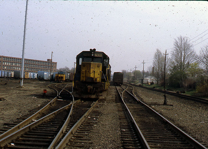 Photo of Lawrence Yard with D+H Engine 7405 in 1983