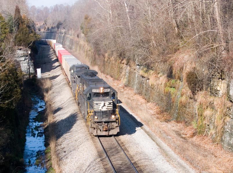 Photo of NS 6605 leads NS train 285 under the overpass at Kings Mountain, KY.