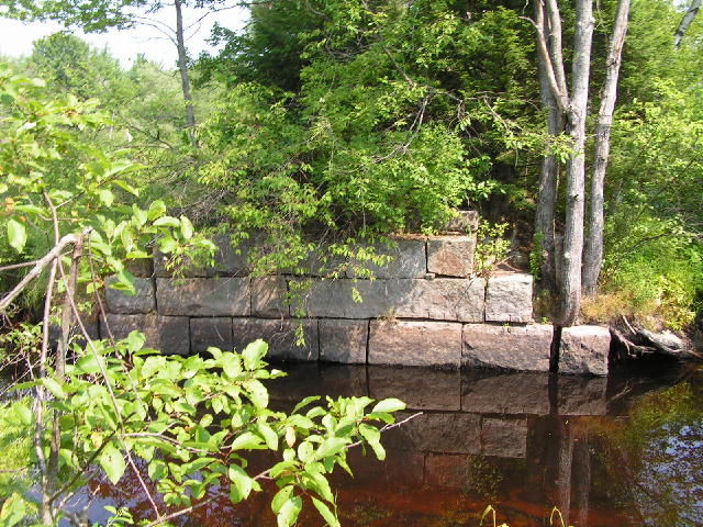 Photo of Another bridge abutment on the right-of-way