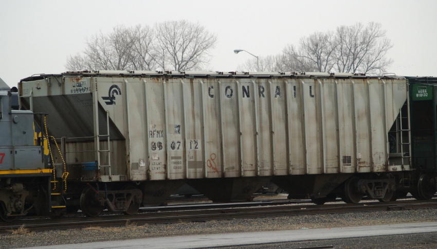 Photo of Conrail covered hopper