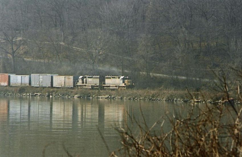 Photo of S-464 Northbound along the Hudson River at Stony Point, NY