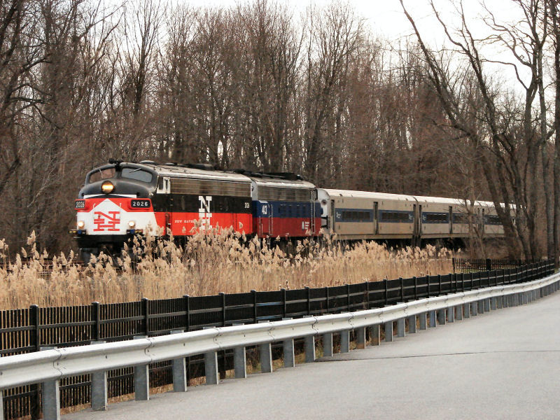 Photo of ConnecticutDOT FL9m and Metro North F10
