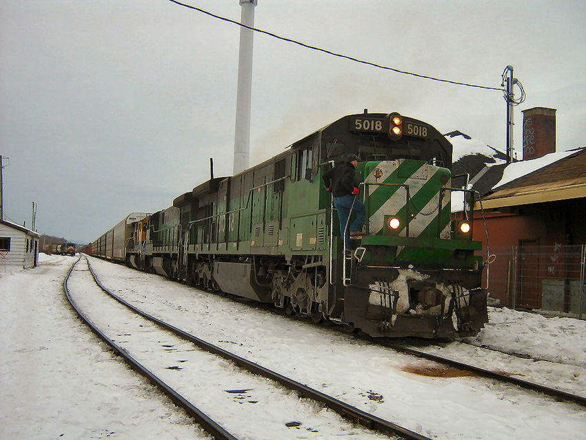 Photo of The conductor step on abord the locomotive